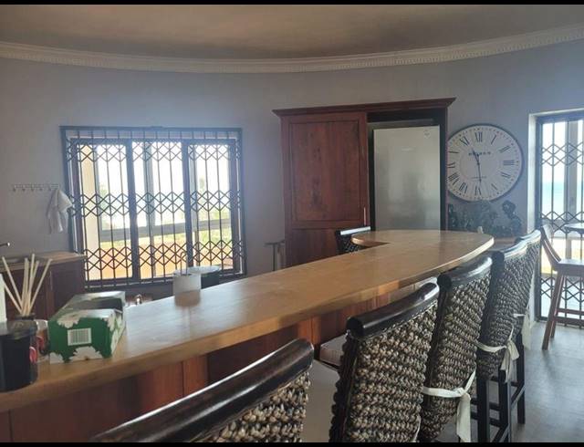 4 BEDROOM APARTMENT FOR SALE IN UVONGO BEACH